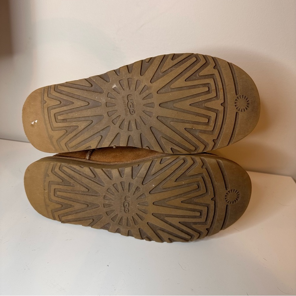UGG Boots - Bailey Button 🚨 RIPPED 🚨 - Picture 4 of 5